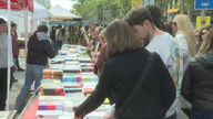 Barcelona celebra Sant Jordi con libros y rosas