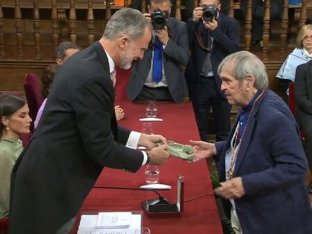 El Rey Felipe Vi Entrega Al Poeta Venezolano Rafael Cadenas El Premio