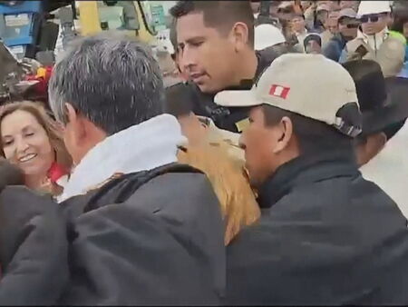 Increpan Y Zarandean A Dina Boluarte Durante Una Visita A La Ciudad ...