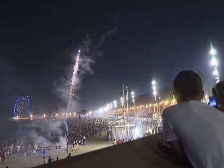 Hogueras Y Mucha Fiesta En Las Playas Por La Noche De San Juan