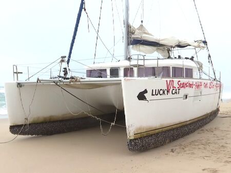 Aparece varado en Muros A Coruña un velero eslovaco que naufragó en